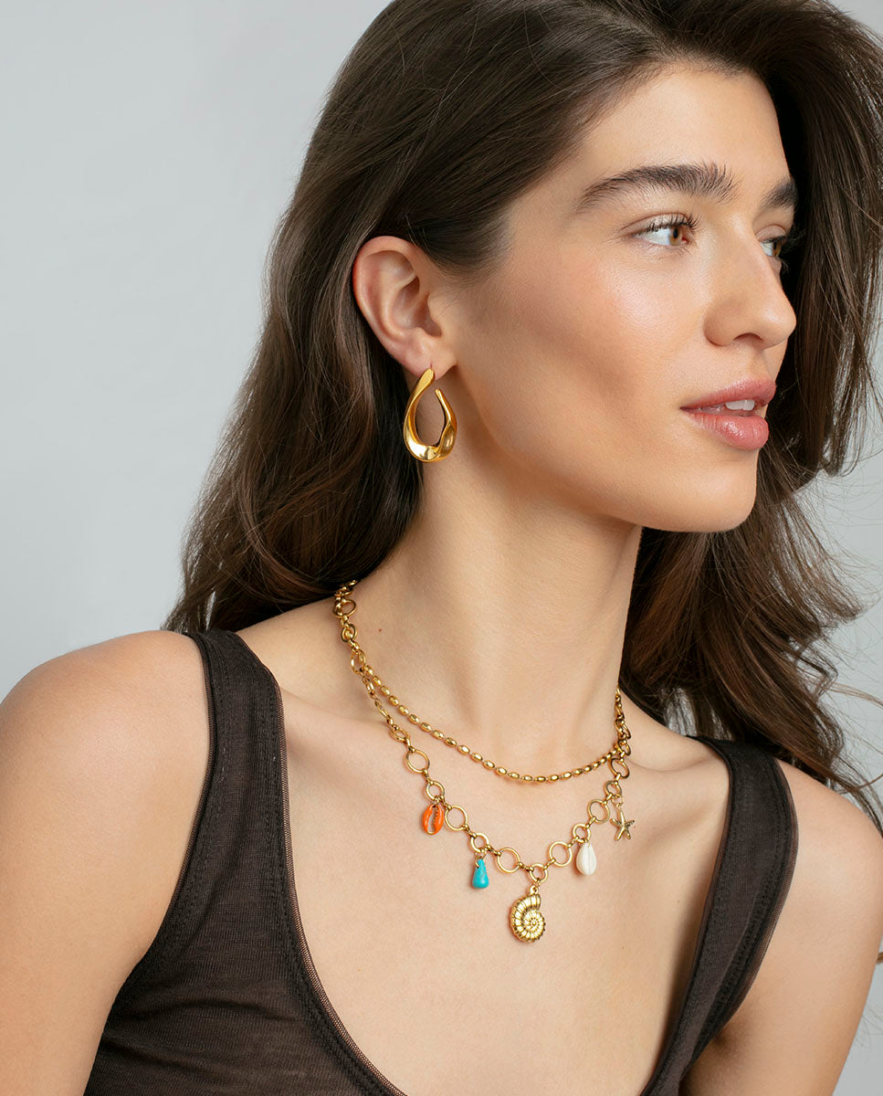 COLLAR DE MUJER DE ACERO IP DORADO CON COLGANTES DE CONCHA NATURAL, PIEDRA SINTÉTICA Y ACERO
