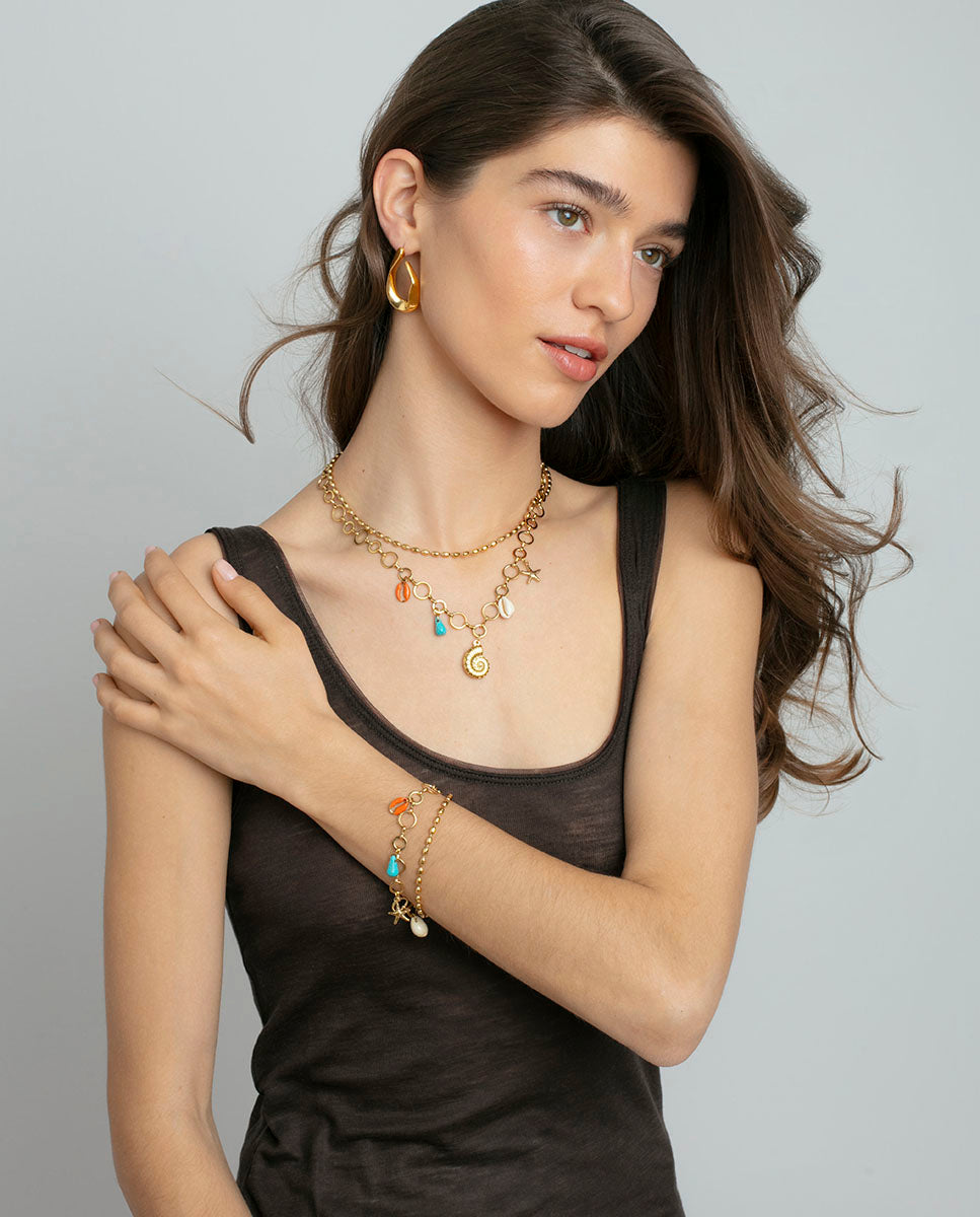 COLLAR DE MUJER DE ACERO IP DORADO CON COLGANTES DE CONCHA NATURAL, PIEDRA SINTÉTICA Y ACERO