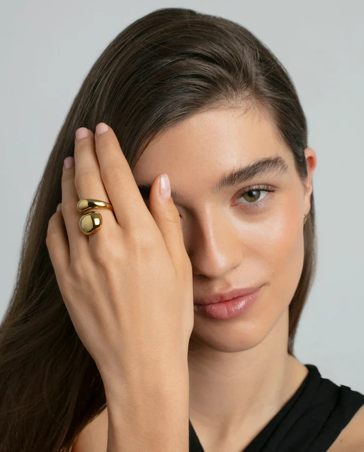 ANILLO DE MUJER DE ACERO DORADO VOLUMEN. Ref. 14292A01212