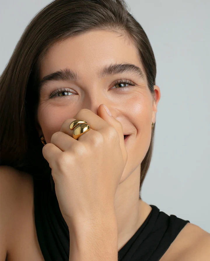 ANILLO DE MUJER DE ACERO DORADO VOLUMEN. Ref. 14292A01212