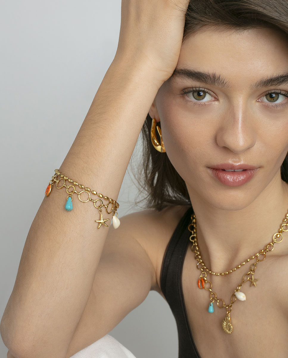 PULSERA DE MUJER DE AECRO IP DORADO CON COLGANTES DE CONCHA NATURAL, PIEDRA SINTÉTICA Y ACERO