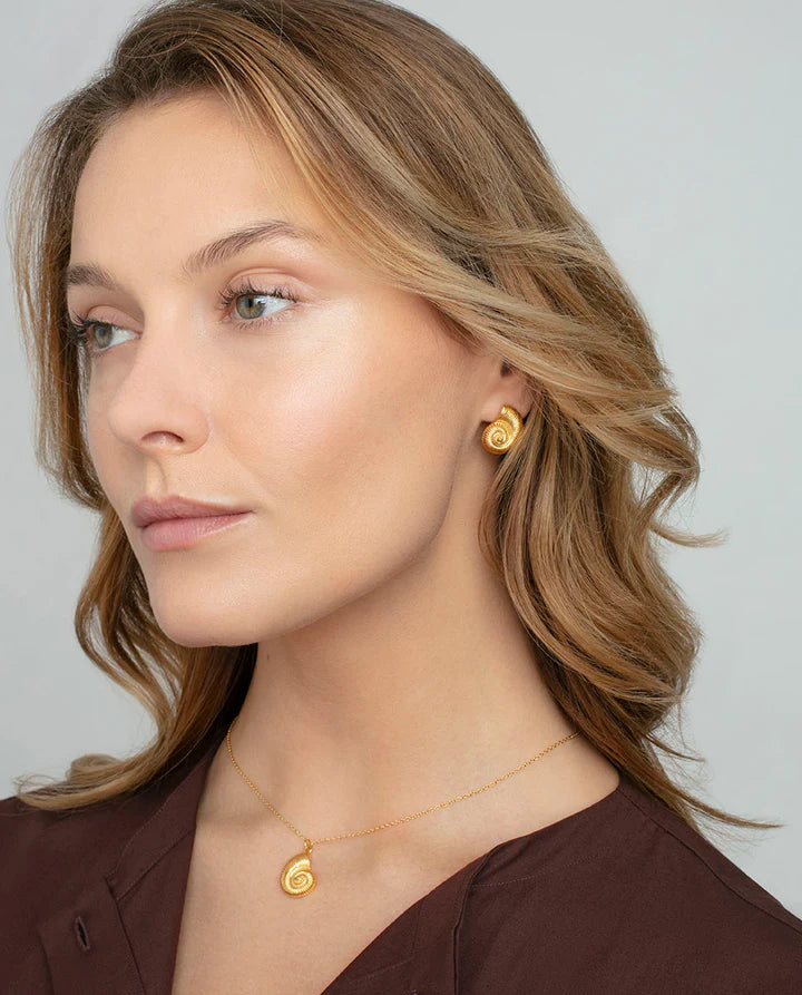 PENDIENTES DE ACERO DORADO FORMA DE CARACOL DE MAR. Ref. 75401E01012