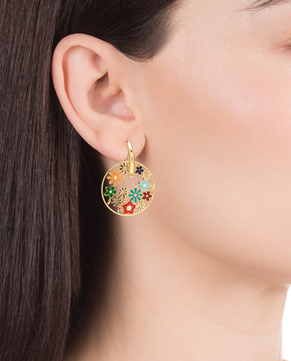 PENDIENTES KISS DE ACERO DORADO CON MOTIVO DE FLORES DE COLORES